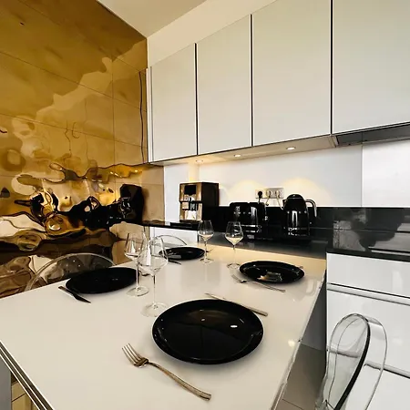 Апартаменты Luxury Flat - Eiffel Tower View & Terrace - Air Conditioning