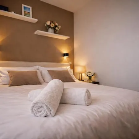 Апартаменты Luxury Flat - Eiffel Tower View & Terrace - Air Conditioning