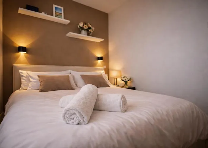 Apartman Luxury Flat - Eiffel Tower View & Terrace - Air Conditioning